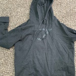 Heather gray gymshark pullover